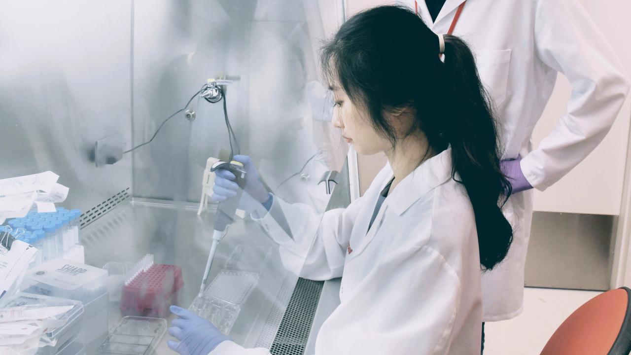 Team member, Jee Hye Kang, using a pipette